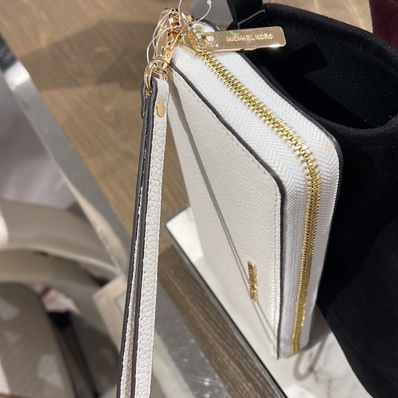 MICHAEL KORS LARGE TRAVEL CONTINENTAL WRISTLET WALLET OPTIC WHITE COLOR - Picture 2 of 16